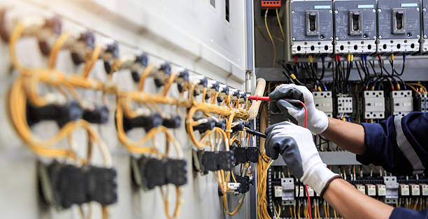 Professional Electrician technician working in Mexico, IN